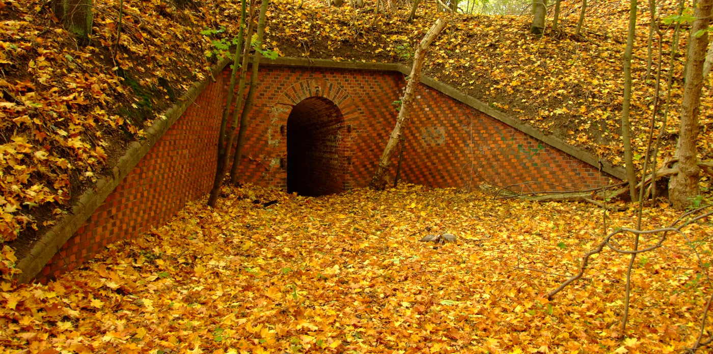 Wejście do prawej kaponiery Fortu XI